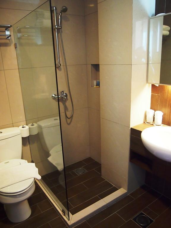 Roomz Hotel Seria Buitenkant foto