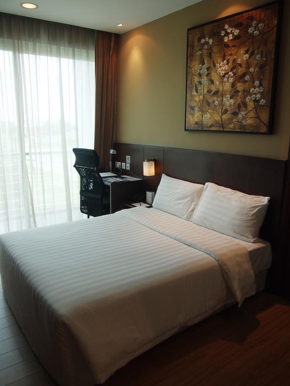 Roomz Hotel Seria Buitenkant foto