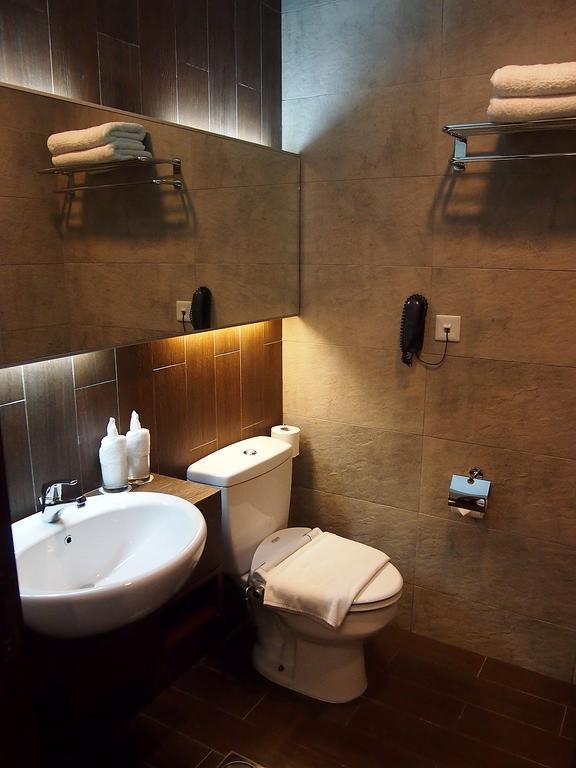 Roomz Hotel Seria Buitenkant foto