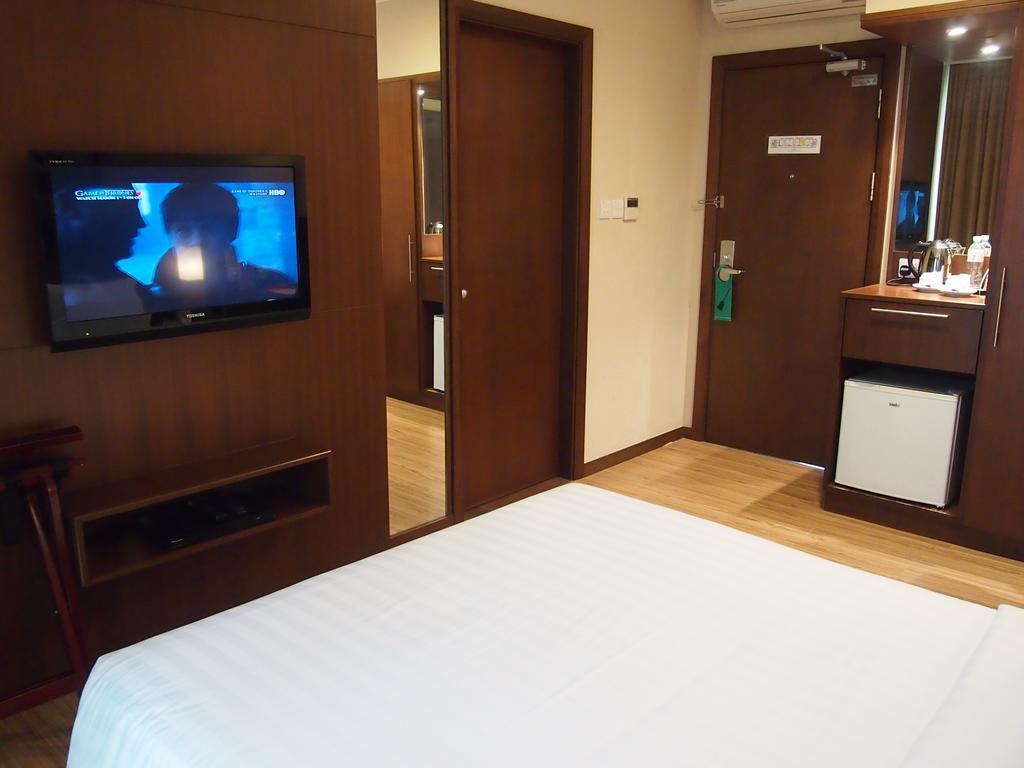 Roomz Hotel Seria Buitenkant foto
