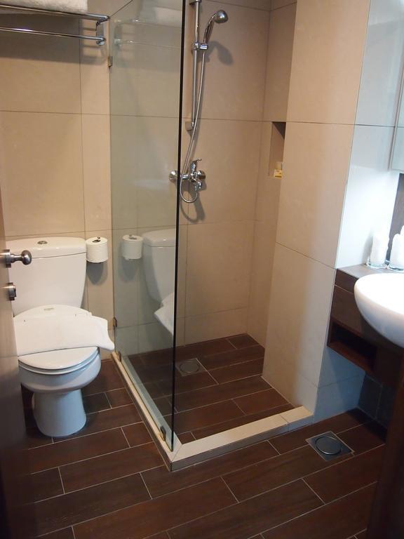 Roomz Hotel Seria Buitenkant foto