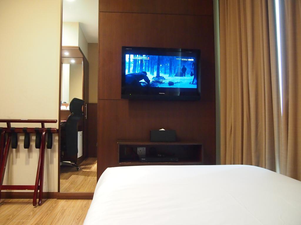 Roomz Hotel Seria Buitenkant foto