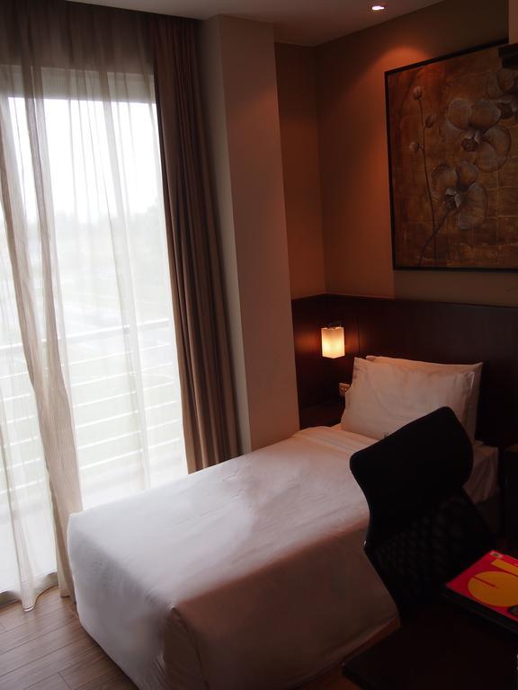 Roomz Hotel Seria Buitenkant foto