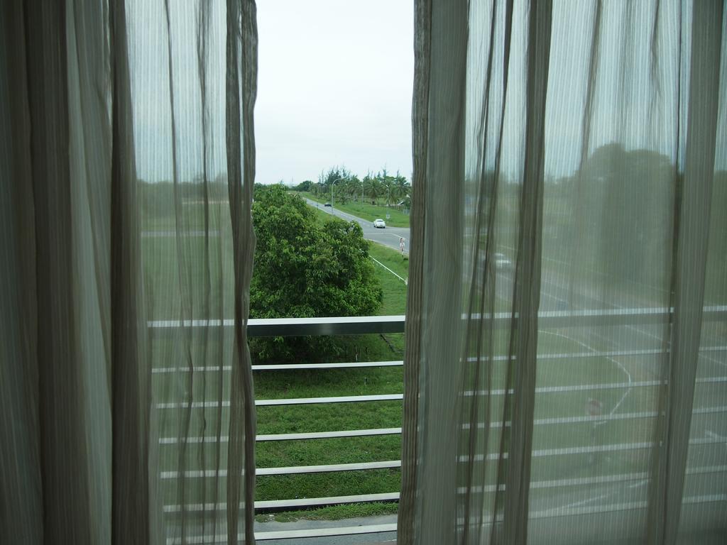 Roomz Hotel Seria Buitenkant foto