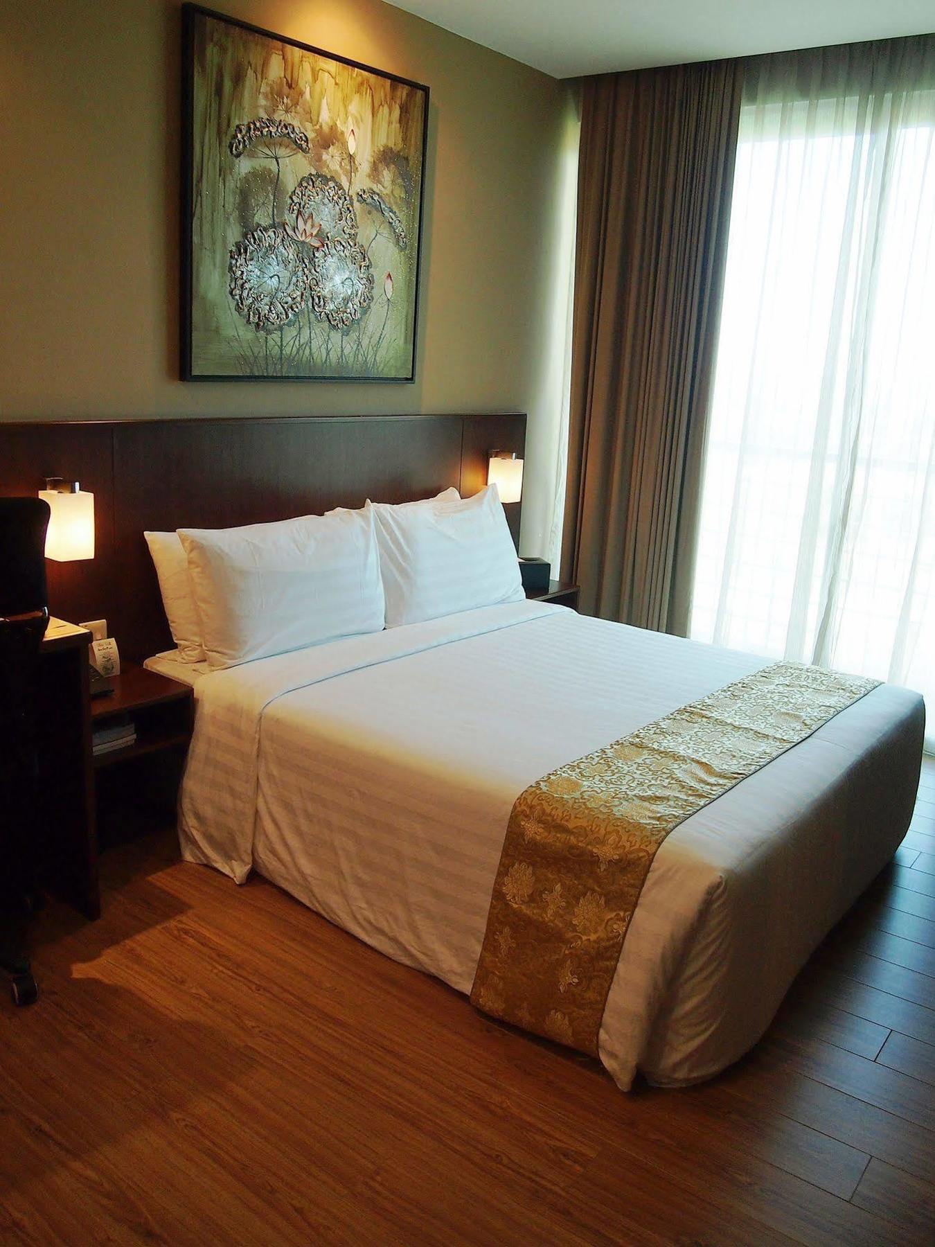 Roomz Hotel Seria Buitenkant foto