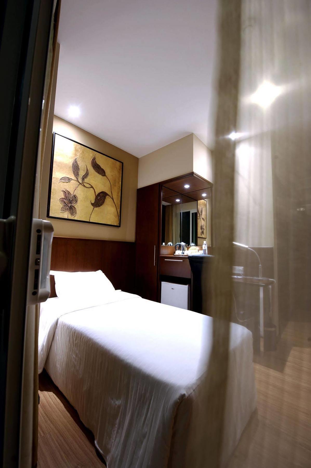 Roomz Hotel Seria Buitenkant foto