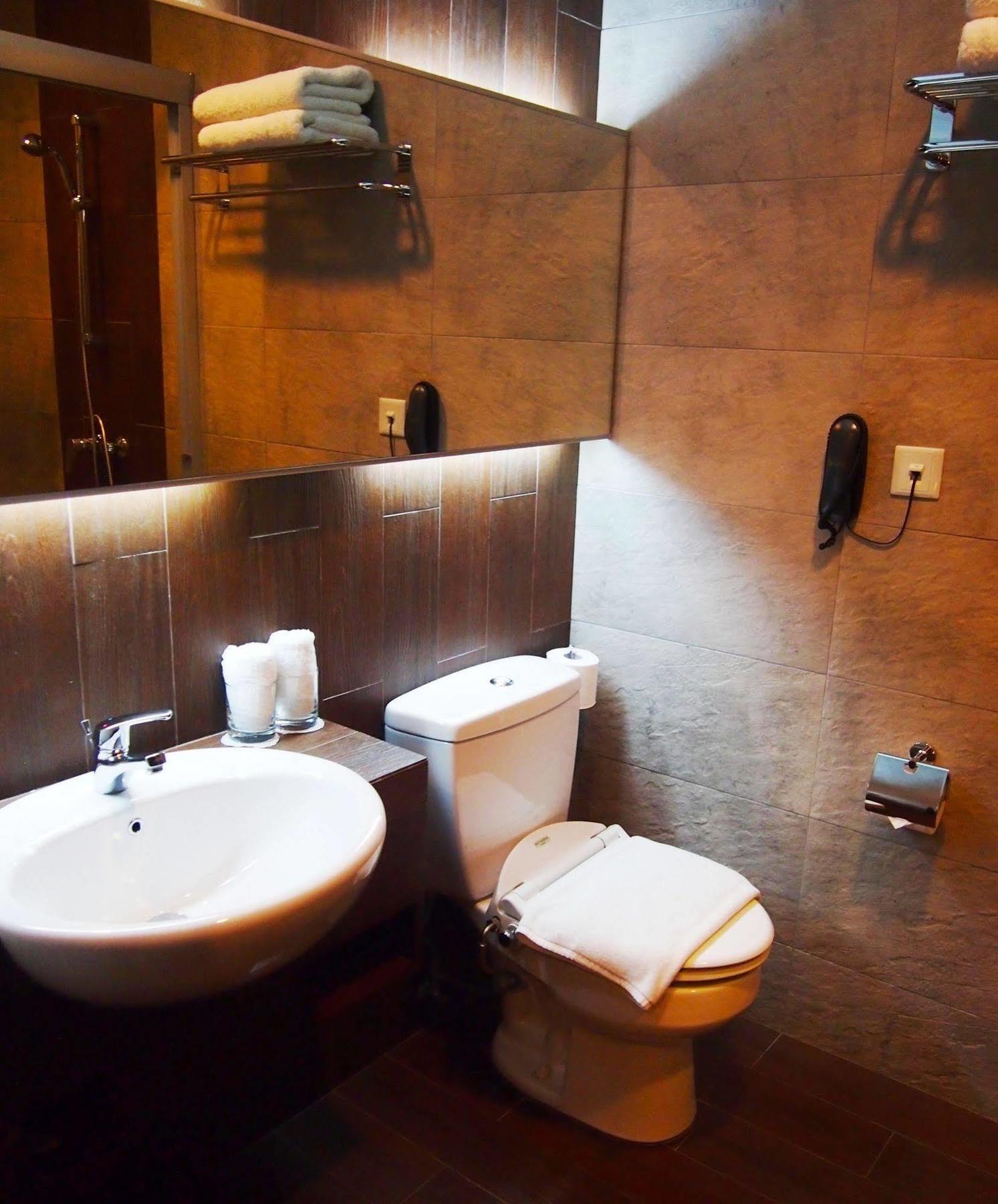 Roomz Hotel Seria Buitenkant foto