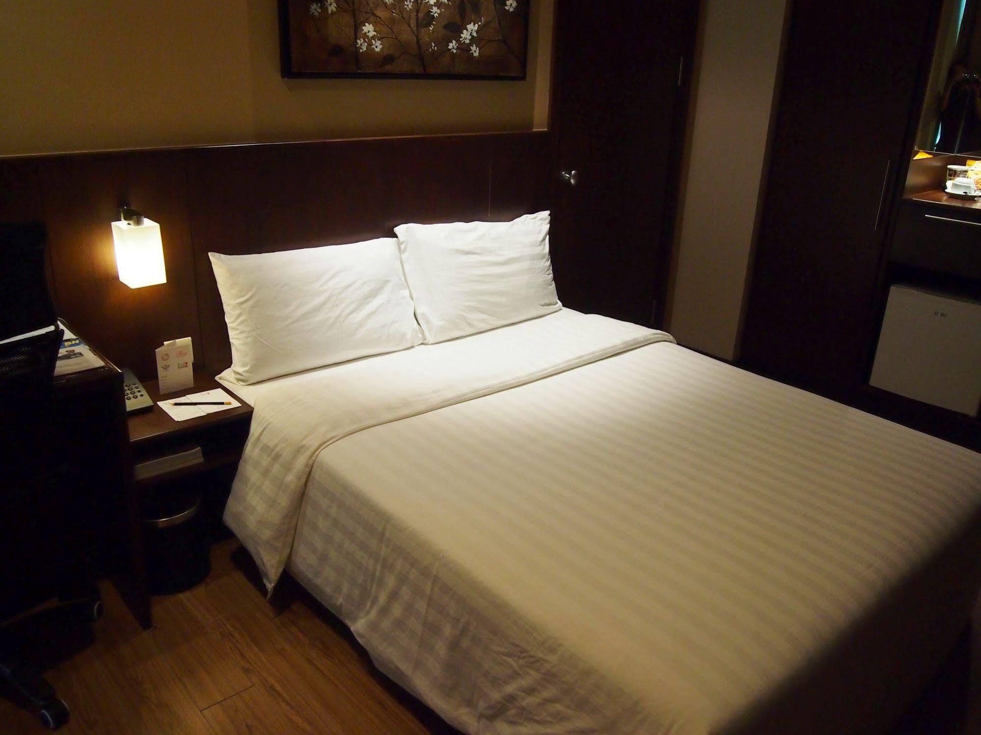 Roomz Hotel Seria Buitenkant foto